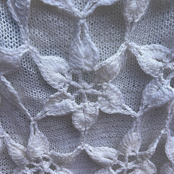 NWT inter lace white crochet tank top. Intricate design. Size medium- large. - Picture 3 of 8